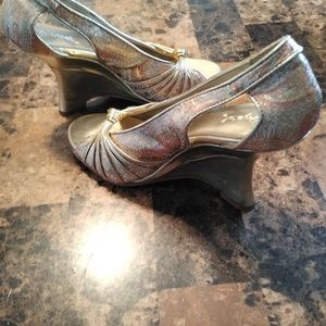 Qupid Shoes - 7 1/2 wedge ladies shoe Qupid Shoes - 7 1/2 wedge ladies shoe